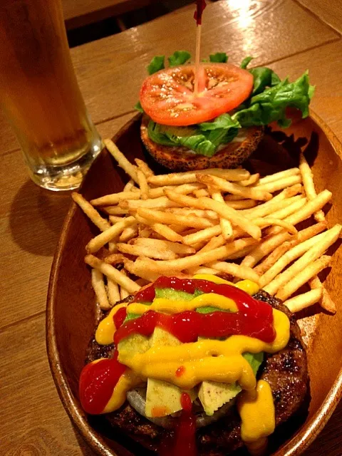 Snapdishの料理写真:ハワイのアボカドバジルハンバーガー🍔🍺 / Hawaiian hamburger|鰻大好き❤さん