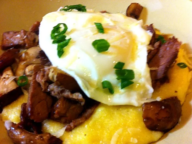 Creamy parmesan polenta topped with sautéed mushrooms and a poached egg|virginia frasseさん