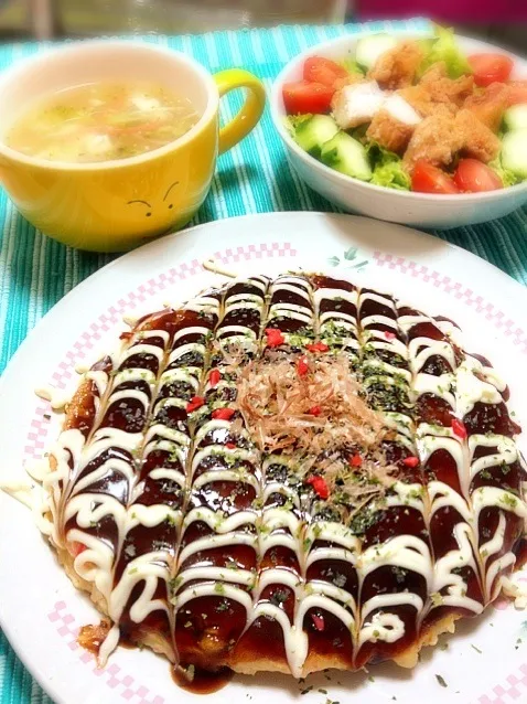 お好み焼き、唐揚げサラダ、豆腐とブロッコリーのスープ❤|ゆぅこさん