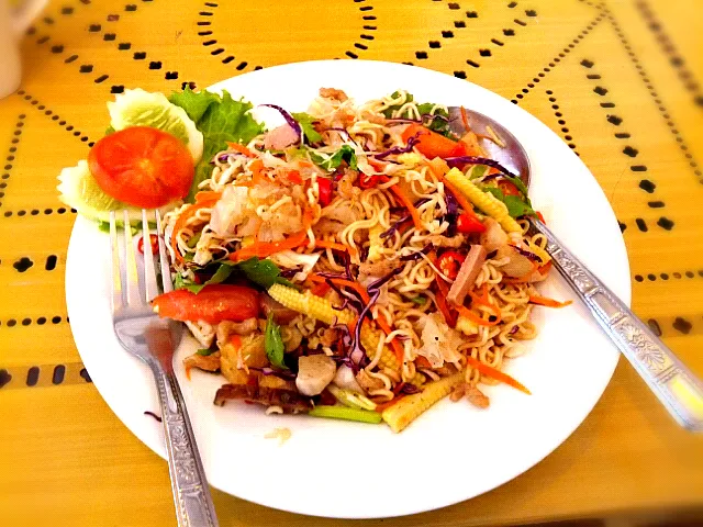 Spicy Salad with Instant Noodle (Veggie)|Pramuk R.さん