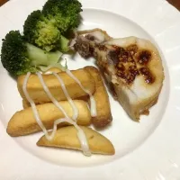 Snapdishの料理写真:Chicken and chunky chips with broccoli|ptr ywnさん