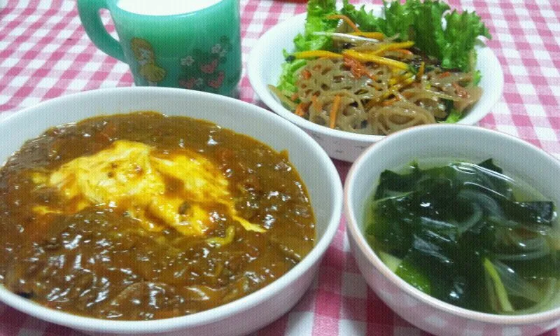 Snapdishの料理写真:オムカレー(先日残りカレー･玉葱･ハム･ピーマン･卵)、根菜サラダ(蓮根･にんじん･ごぼう･水菜)、わかめの玉葱のスープ|まあるさん