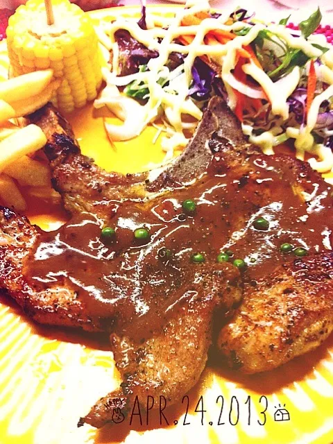 พอร์กชอพ แนมข้าวโพดทาเนยย่าง พร้อมสลัดผักกะเฟรนช์ฟราย Pork Chop wz corn,salad n frenchfried|Toa Nakaratさん