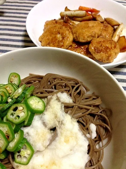 冷やしとろろ蕎麦、鶏つくねと長ネギとニンジンとエリンギの甘辛焼き|カザラさん