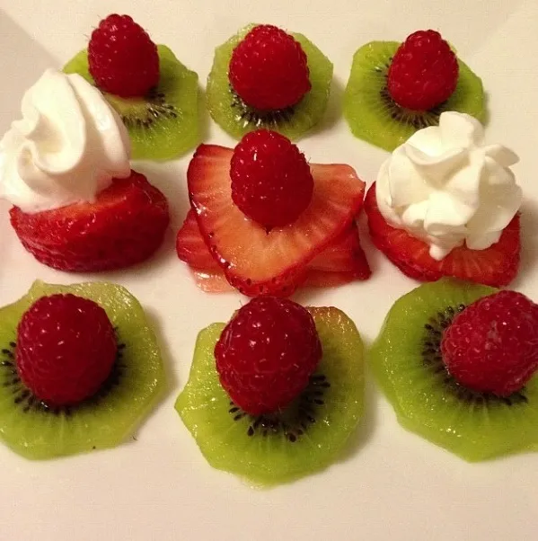 Fruit plate: kiwi, strawberries, raspberries & whipped cream|Curt Chillさん