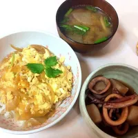 玉子丼とイカと里芋の煮物♡|みゅうみゅうみゅうさん