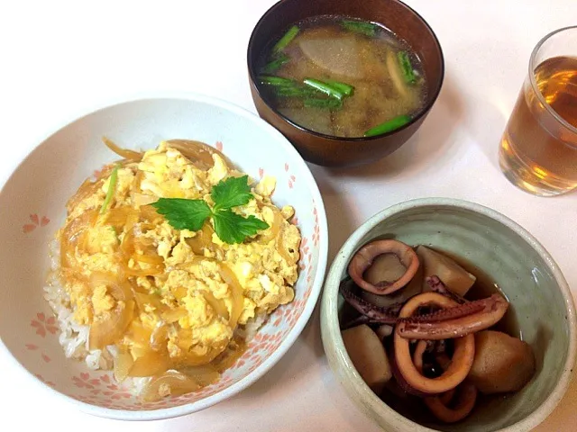 玉子丼とイカと里芋の煮物♡|みゅうみゅうみゅうさん