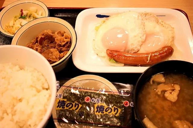 ソーセージエッグW朝食ミニ牛皿|マハロ菊池さん