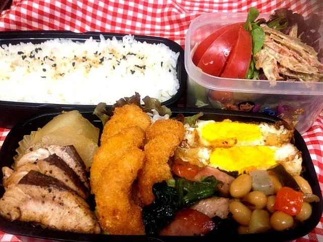 Snapdishの料理写真:4/25海老フライ弁当|yoshimiさん