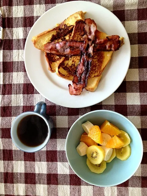 休日朝ごはん フレンチトーストカリカリにしすぎたベーコンのっけ|yuiさん