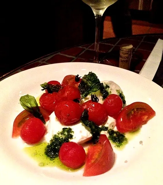 buffalo mozzarella with tomatoes roasted on the vine, pickled cherry tomatoes, pesto and lemon cream|Mei Meiさん