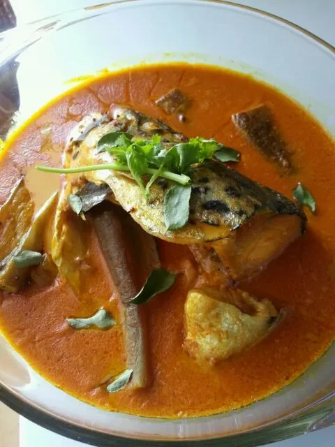 Salmon Fish Head Curry with Eggplant|Mrs BNazさん