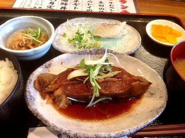 カレイの煮付け定食、鯛刺身つき|yoooochanさん