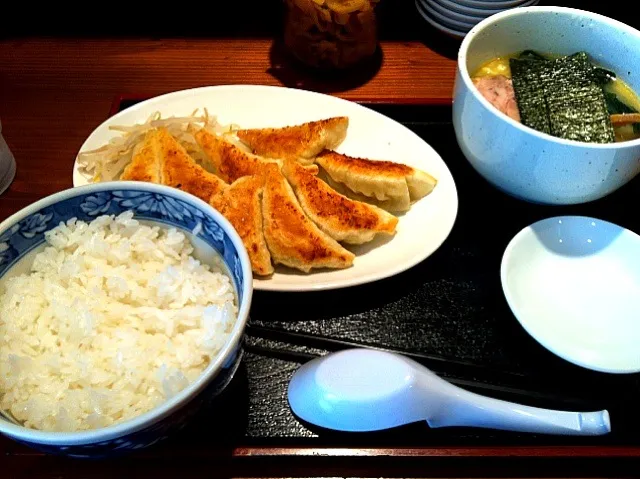 行列のお店に。餃子が八個のBセット。小さくて軽く食べられる。ご飯が旨かった。|土屋幸治さん