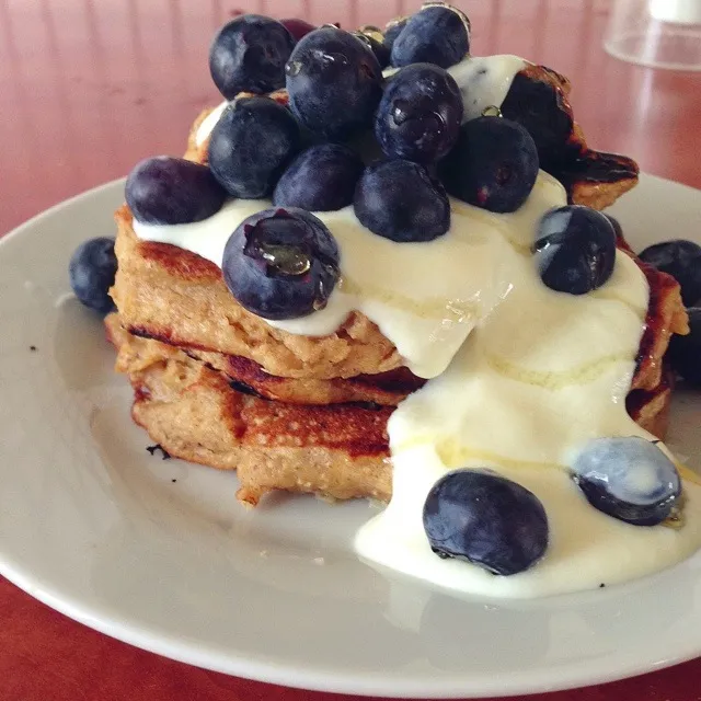 Oatmeal banana pancakes with yoghurt and fresh blueberries|Rianneさん