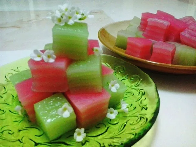 Snapdishの料理写真:ขนมชั้น....แต่ทำเพื่อเธอ Thai layer cakes|siwanee loonthaさん