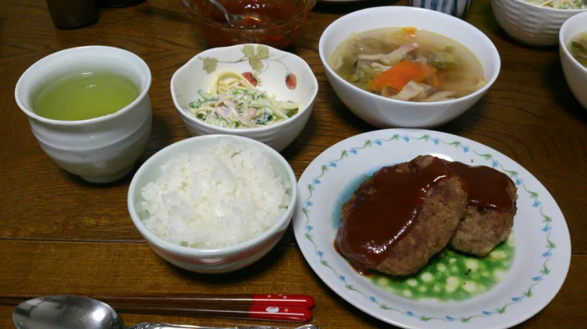 Snapdishの料理写真:ハンバーグ&野菜スープ&スパサラ|えっちゃんさん