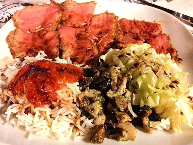 Roast beef, rice, and mushrooms salat.|De Pupesさん