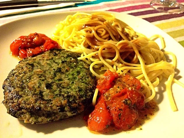 Spinach and chicken hamburguer with spaguetti al pomodoro.|De Pupesさん