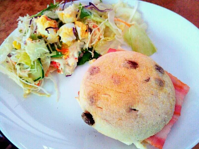 Raisin English Muffin Bacon Cheese Sand with Maple|都々木舞さん