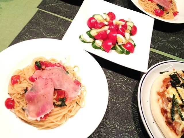 生ハム×大葉×トマトパスタ＆照り焼きチキンピザ＆てきとーサラダ|なーちょんさん