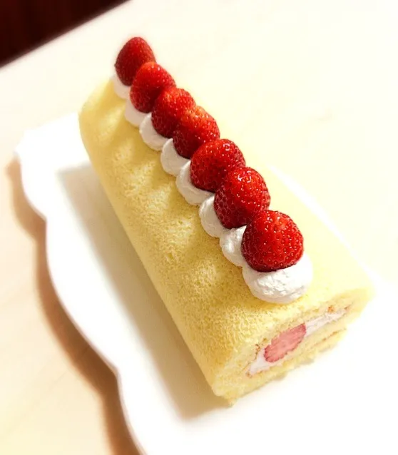 Snapdishの料理写真:大急ぎ💦ロールケーキ🍓|麻希さん