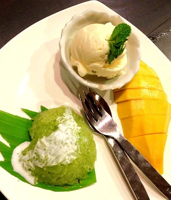 Thai dessert - mango with sticky rice & ICE CREAMMMM|Mei Meiさん