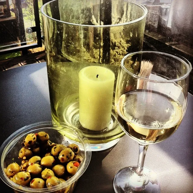 Olives and a sweet wine before dinner on a nice sunny day.  I love sweet wine and quite often enjoy a dessert wine before or during dinner xx|🍓Jolejo🍓さん