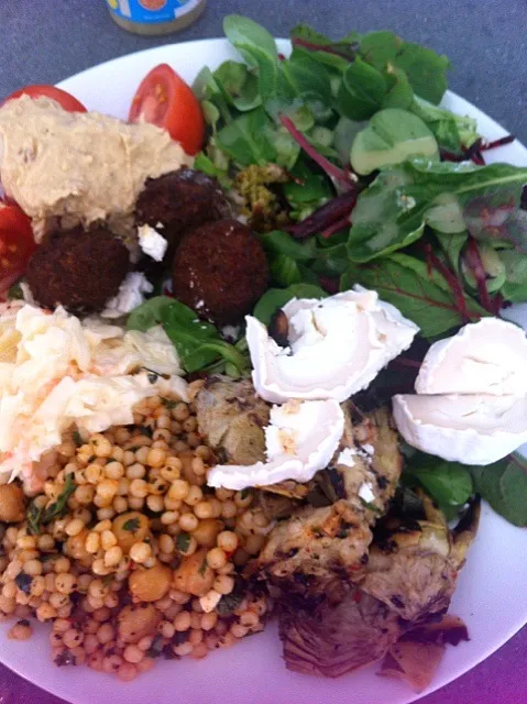 Salad leaves, goats cheese, giant cous-cous and feta, falafel, coleslaw tomato artichoke and houmous.  A very healthy dinner x|🍓Jolejo🍓さん