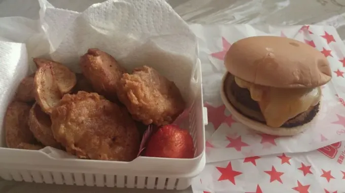 遠足用お弁当。チーズバーガーとポテトと手作りナゲット|松井桂子さん