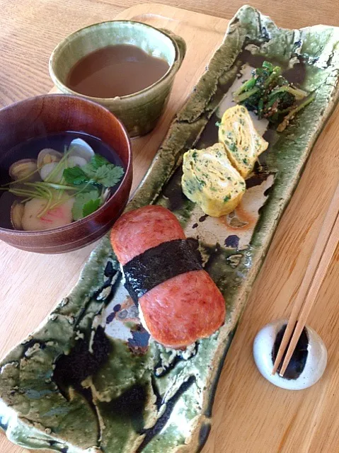 朝食  スパムハムおにぎり  しらす入り卵焼き ほうれん草の胡麻和え|izunさん