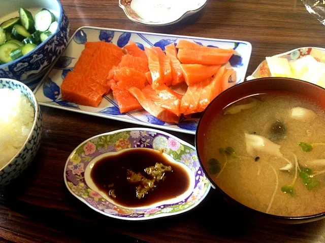 鮭の刺身で朝食を‼|sakumaさん