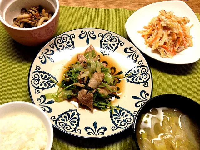 人参さつま芋白和え,しめじのおかか和え,豚バラ豆苗炒め,お味噌汁|マシューさん