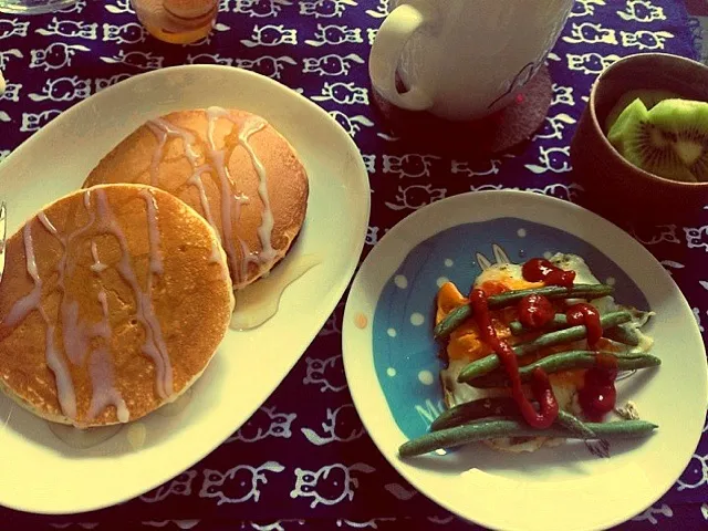 パンケーキ、両面目玉焼き、いんげん、キウイ、麦茶。|霧雨さん