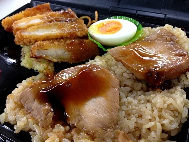 ミニストップ 桜島とり茶飯弁当。茶飯ってお茶で炊いたご飯のことと思ってたけど、これは違った。|liccaさん