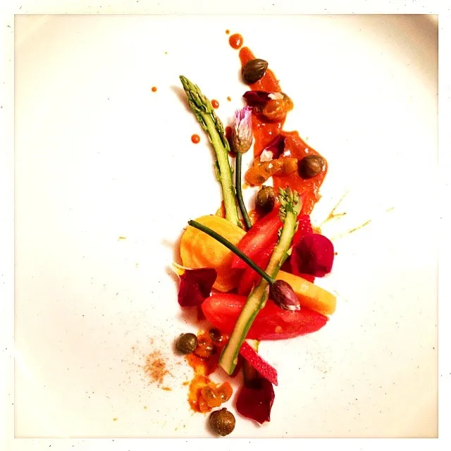 HEIRLOOM TOMATO. GOLDEN BEAT. PASSION FRUIT. CHIVE FLOWER. STRAWBERRY. CAPER. ASPARAGUS.|GREG ARNOLDさん