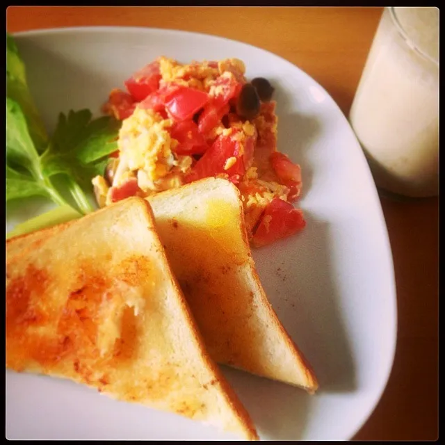 Snapdishの料理写真:今日の朝食、アップルシナモントーストとトマトと茸のスクランブルエッグ|yoshikoさん