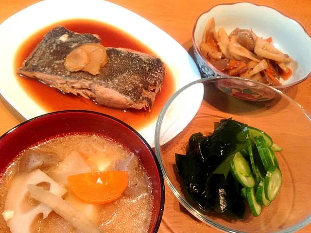 カレイの煮付け . きんぴら . ワカメの酢の物 . 豚汁|なるなるさん