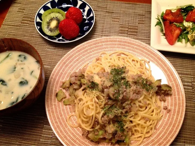 Snapdishの料理写真:挽肉とナスの白ワインパスタ  豆乳スープ  アボカドとトマトのサラダ  フルーツ|ikukoさん