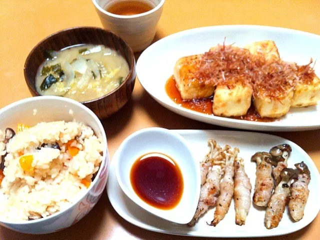 揚げ出し豆腐、きのこの肉巻き、炊き込みご飯、野菜たっぷり味噌汁|tomrowさん