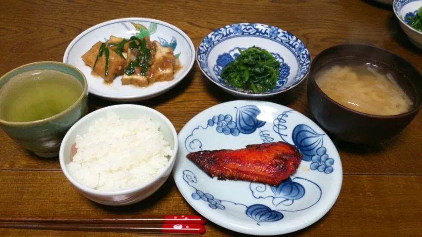 Snapdishの料理写真:カレイのみりん干し&厚揚げで肉豆腐&ほうれん草のごま和え&大根の味噌汁|えっちゃんさん