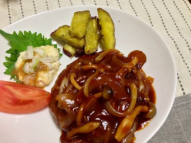 今日の晩ご飯。ハンバーグたっぷりキノコのせ。昨日つくったサツマイモバター焼きが余りに美味しかったので飽きずにまた。豆腐グラタンもネタが余ったので上にゴマソースでリメイク、ゴマがめっちゃ合った！|miu37さん