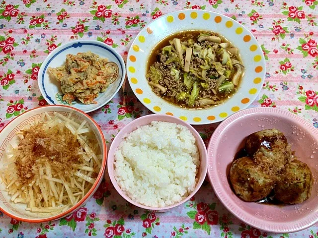 晩御飯＊ひき肉とキャベツとエリンギのオイスターソース炒め、はんぺんと紅生姜のたこ焼き風焼き、だいこんサラダ、おからの煮物|まゆめろさん