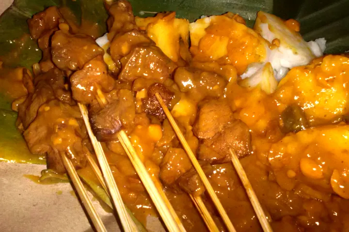 sate padang|indra khさん