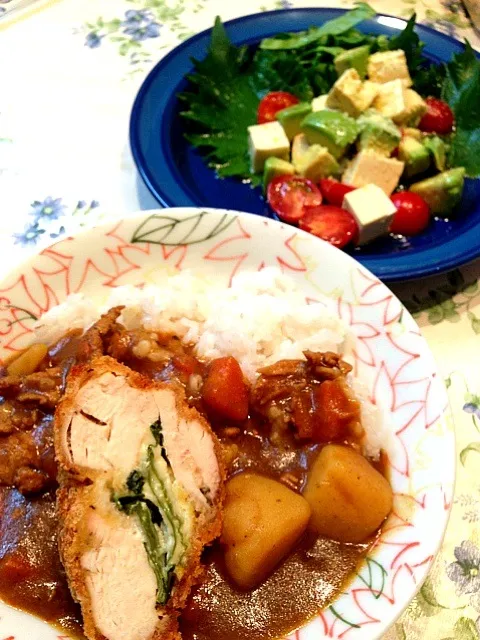 Snapdishの料理写真:チキンカツカレー&豆腐とアボカドのサラダ|ももよーさん