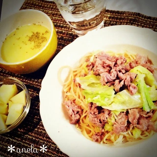 Snapdishの料理写真:豚肉と春キャベツのがっつりパスタ、コーンスープ、りんご|あねらさん