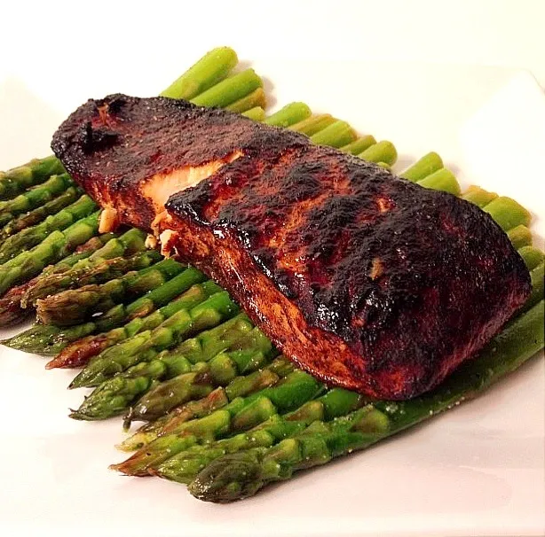 Wild Caught Blackened Salmon atop a bed of Asparagus blanched and sautéed in organic butter and lemon juice|Curt Chillさん