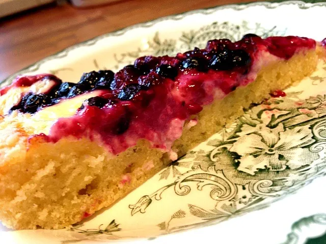 Snapdishの料理写真:Blueberry and raspberry pie|ozzy sparaさん