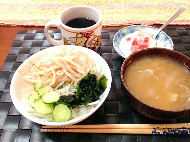 サラダ＆ヨーグルト＆じゃがいもと玉葱の味噌汁☕|マニラ男さん