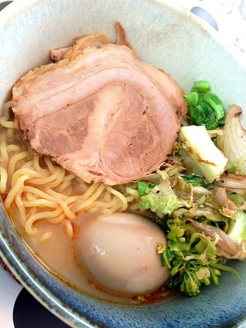 菊水 札幌ラーメン（味噌）キャベツの芽炒め入り|ponnaoさん